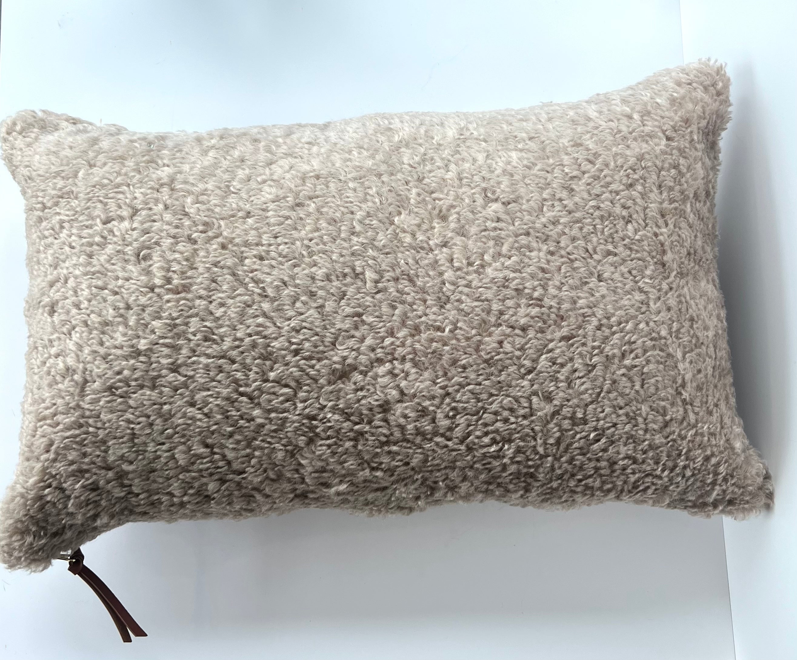 Almohada de peluche marrón claro